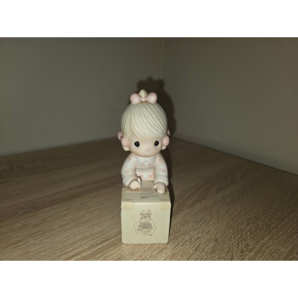 Precious‎ Moments Figurine E-0007 "Sharing Is Universal" 1987 5"